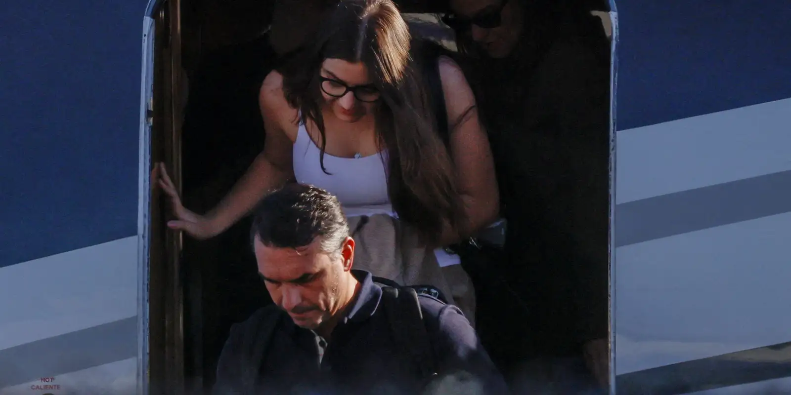 Em fuga, Flávio Bolsonaro desembarca nos EUA com a família