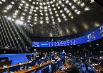 Plenário do Senado começa a debater fim da escala 6X1