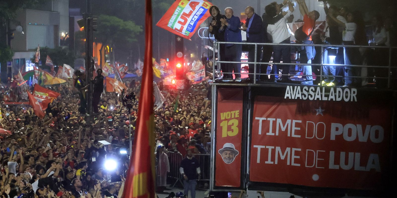 Queda na abstenção e avanço em estados explicam vitória de Lula