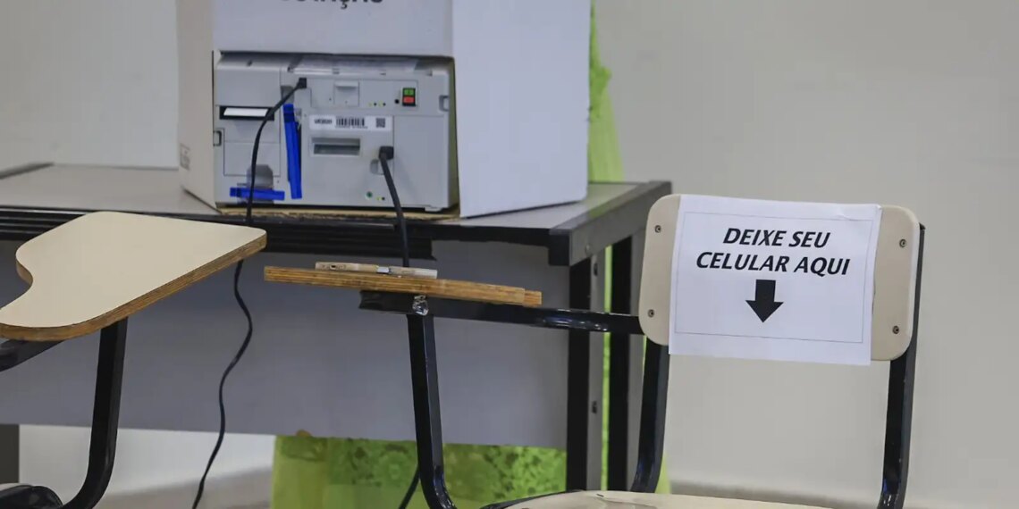 Eleitores formam filas em Fortaleza antes da abertura das urnas