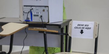 Eleitores formam filas em Fortaleza antes da abertura das urnas