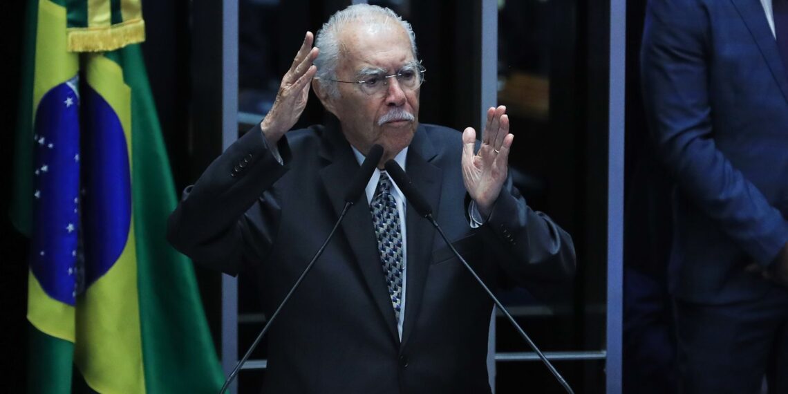 José Sarney é internado em UTI após procedimento abdominal