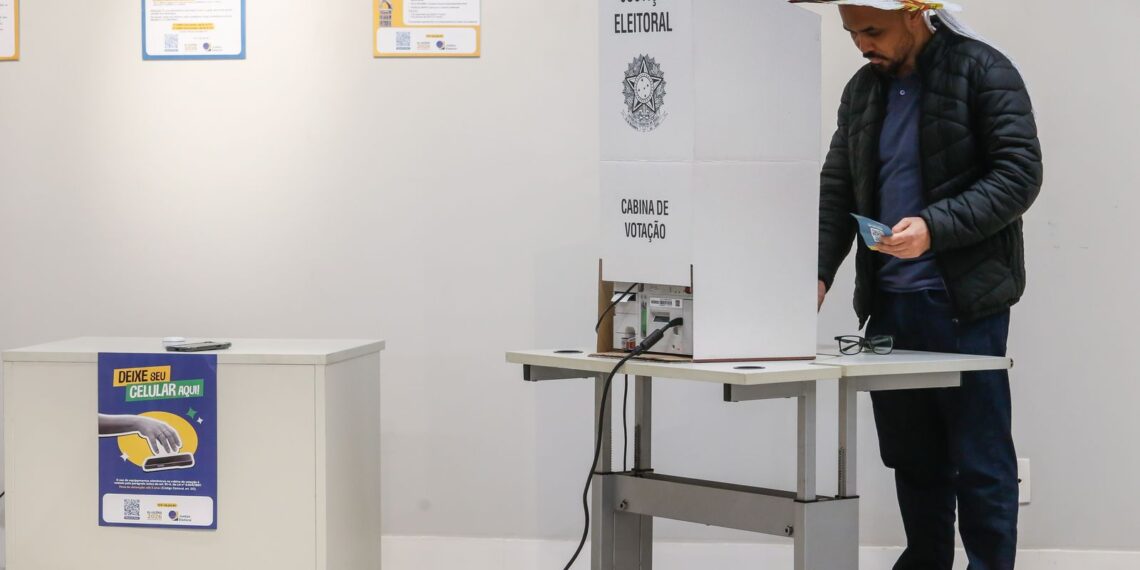 TSE incentiva uso de ‘colinha’ de papel para a votação deste domingo