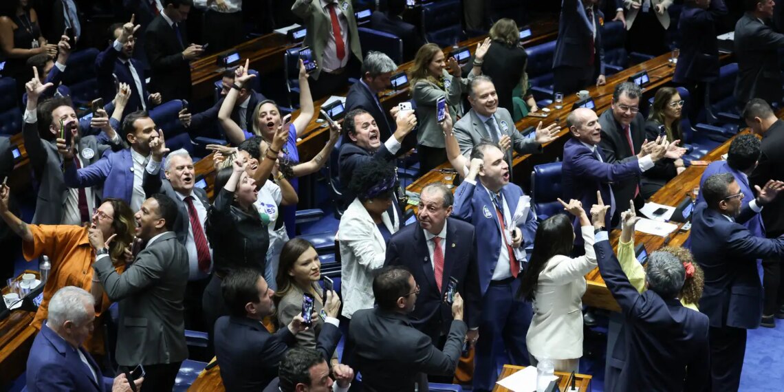 Senado aprova fim da escala 6×1 e PEC vai a promulgação