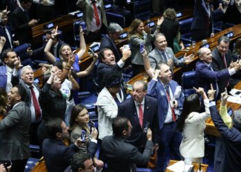 Senado aprova fim da escala 6×1 e PEC vai a promulgação