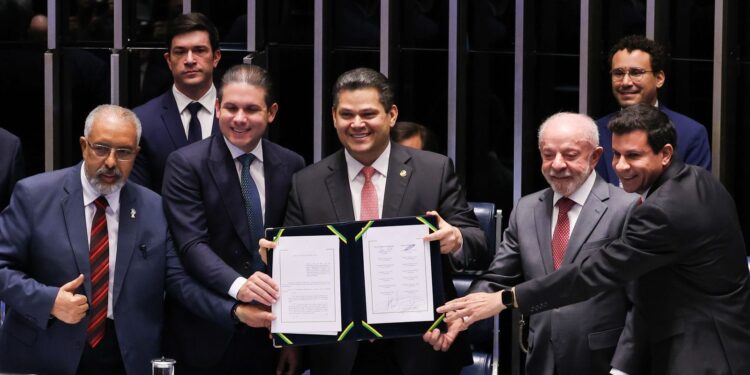 Congresso promulga fim da escala 6×1 e jornada máxima de 40h