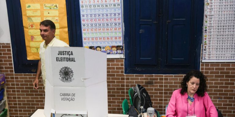 Flávio Bolsonaro vota acompanhado da esposa e de Douglas Ruas no Rio